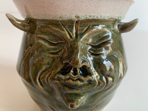 Viyan Hikalie, Ghouls Vase 2